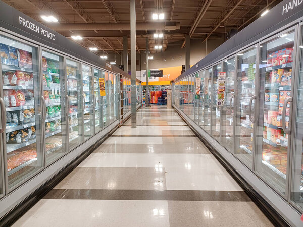 Торонто, штат Огайо, Канада - 30 января 2024 года: вид на продуктовый магазин в канадском магазине