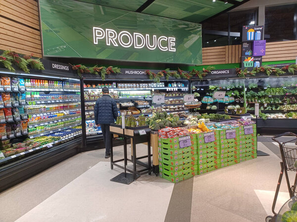 Торонто, штат Огайо, Канада - 3 февраля 2024 года: Вид на продуктовый отдел канадского магазина