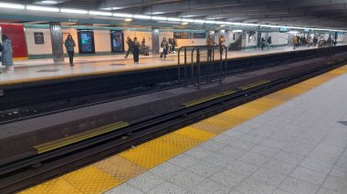 Toronto, ON, Kanada - 02 Şubat 2024: Bloor ve Young metro istasyonunda (Sarı Hat) görüntüle