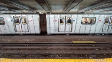 Toronto, ON, Kanada - 02 Şubat 2024: Bloor ve Young metro istasyonunda (Sarı Hat) görüntüle