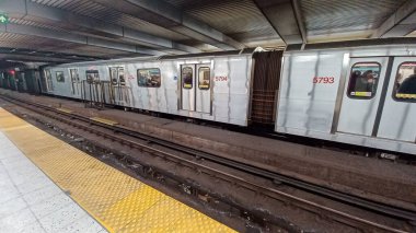 Toronto, ON, Kanada - 02 Şubat 2024: Bloor ve Young metro istasyonunda (Sarı Hat) görüntüle