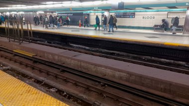 Toronto, ON, Kanada - 02 Şubat 2024: Bloor ve Young metro istasyonunda (Sarı Hat) görüntüle