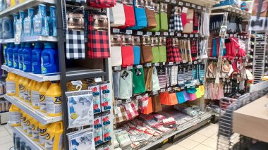 Toronto, On, Kanada - 01 Şubat 2024: Kanada Lastik mağazasındaki ev ile ilgili eşyaların olduğu raflara bakın