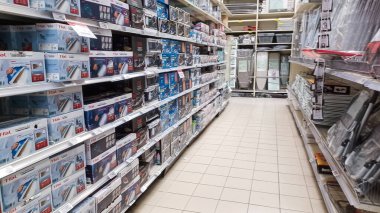 Toronto, On, Kanada - 01 Şubat 2024: Kanada Lastik mağazasındaki ev ile ilgili eşyaların olduğu raflara bakın