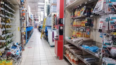 Toronto, On, Kanada - 01 Şubat 2024: Kanada Lastik mağazasındaki ev ile ilgili eşyaların olduğu raflara bakın