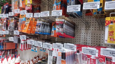 Toronto, On, Kanada - 01 Şubat 2024: Kanada Lastik mağazasındaki ev ile ilgili eşyaların olduğu raflara bakın