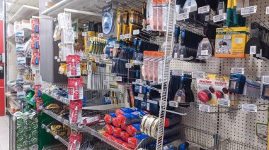 Toronto, On, Kanada - 01 Şubat 2024: Kanada Lastik mağazasındaki ev ile ilgili eşyaların olduğu raflara bakın