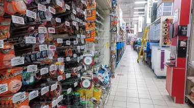 Toronto, On, Kanada - 01 Şubat 2024: Kanada Lastik mağazasındaki ev ile ilgili eşyaların olduğu raflara bakın