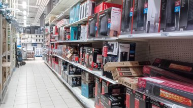 Toronto, On, Kanada - 01 Şubat 2024: Kanada Lastik mağazasındaki ev ile ilgili eşyaların olduğu raflara bakın