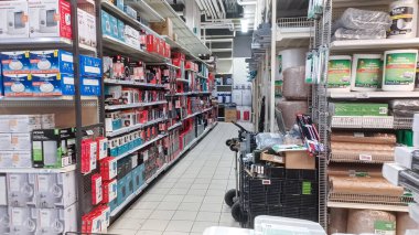 Toronto, On, Kanada - 01 Şubat 2024: Kanada Lastik mağazasındaki ev ile ilgili eşyaların olduğu raflara bakın