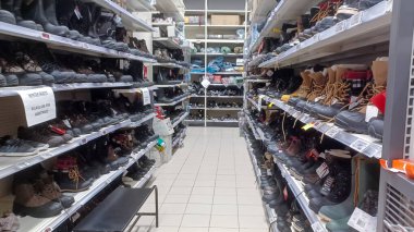 Toronto, On, Kanada - 01 Şubat 2024: Kanada Lastik mağazasındaki ev ile ilgili eşyaların olduğu raflara bakın