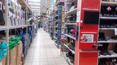 Toronto, On, Kanada - 01 Şubat 2024: Kanada Lastik mağazasındaki ev ile ilgili eşyaların olduğu raflara bakın