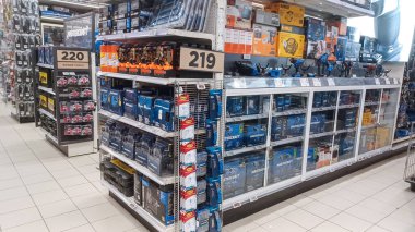 Toronto, On, Kanada - 01 Şubat 2024: Kanada Lastik mağazasındaki ev ile ilgili eşyaların olduğu raflara bakın