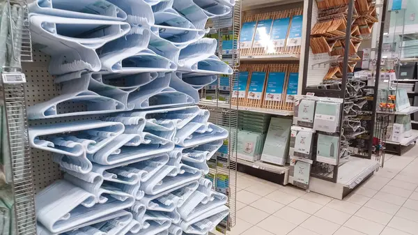 Toronto, On, Kanada - 01 Şubat 2024: Kanada Lastik mağazasındaki ev ile ilgili eşyaların olduğu raflara bakın