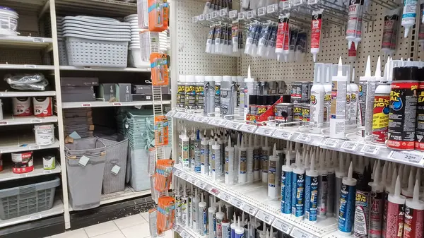 Toronto, On, Kanada - 01 Şubat 2024: Kanada Lastik mağazasındaki ev ile ilgili eşyaların olduğu raflara bakın