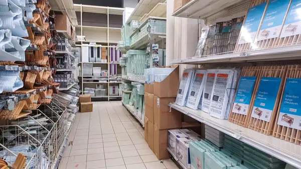 Toronto, On, Kanada - 01 Şubat 2024: Kanada Lastik mağazasındaki ev ile ilgili eşyaların olduğu raflara bakın