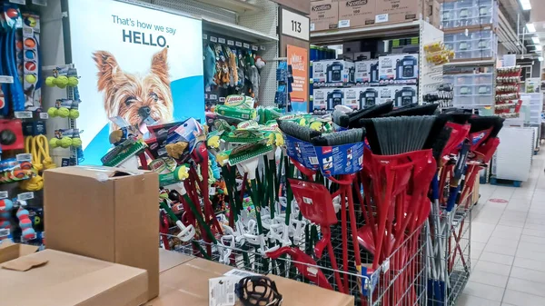Toronto, On, Kanada - 01 Şubat 2024: Kanada Lastik mağazasındaki ev ile ilgili eşyaların olduğu raflara bakın