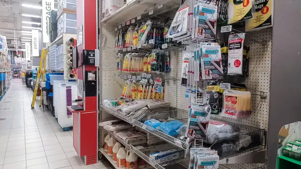 Toronto, On, Kanada - 01 Şubat 2024: Kanada Lastik mağazasındaki ev ile ilgili eşyaların olduğu raflara bakın