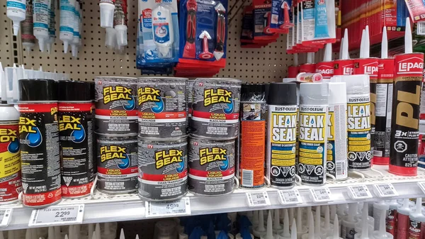 Toronto, On, Kanada - 01 Şubat 2024: Kanada Lastik mağazasındaki ev ile ilgili eşyaların olduğu raflara bakın