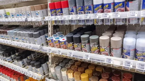 Toronto, On, Kanada - 01 Şubat 2024: Kanada Lastik mağazasındaki ev ile ilgili eşyaların olduğu raflara bakın