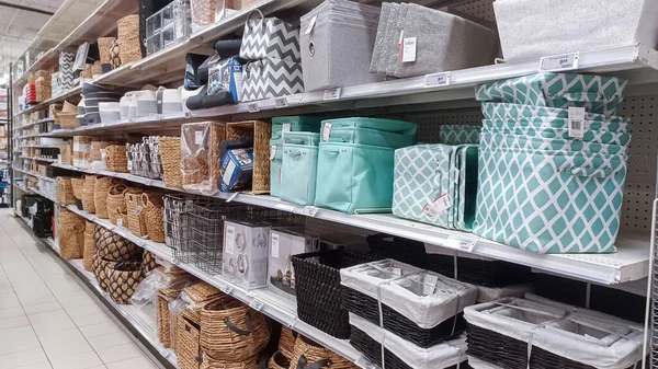 Toronto, On, Kanada - 01 Şubat 2024: Kanada Lastik mağazasındaki ev ile ilgili eşyaların olduğu raflara bakın