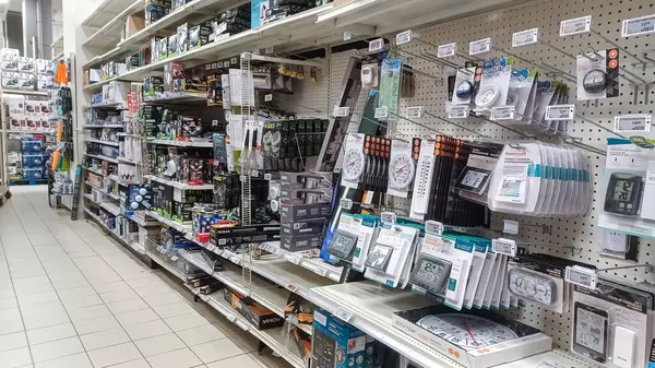 Toronto, On, Kanada - 01 Şubat 2024: Kanada Lastik mağazasındaki ev ile ilgili eşyaların olduğu raflara bakın