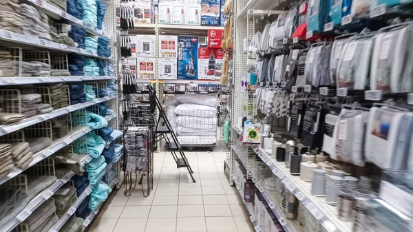 Toronto, On, Kanada - 01 Şubat 2024: Kanada Lastik mağazasındaki ev ile ilgili eşyaların olduğu raflara bakın