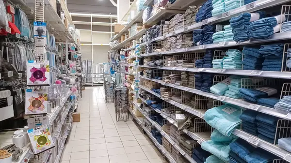 Toronto, On, Kanada - 01 Şubat 2024: Kanada Lastik mağazasındaki ev ile ilgili eşyaların olduğu raflara bakın