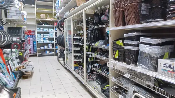 Toronto, On, Kanada - 01 Şubat 2024: Kanada Lastik mağazasındaki ev ile ilgili eşyaların olduğu raflara bakın