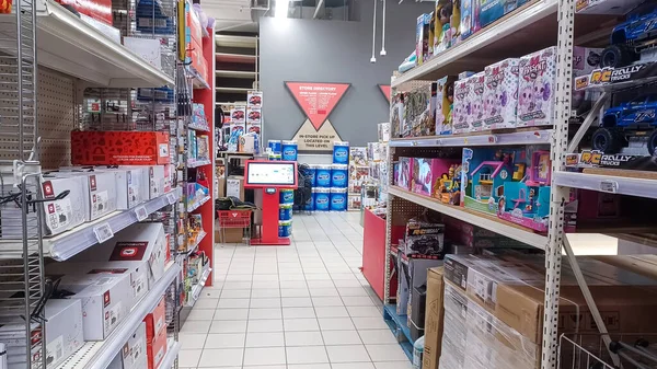 Toronto, On, Kanada - 01 Şubat 2024: Kanada Lastik mağazasındaki ev ile ilgili eşyaların olduğu raflara bakın