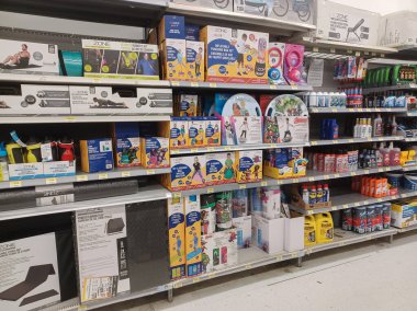 Toronto, On, Kanada - 4 Şubat 2024: Walmart süpermarketindeki oyuncaklarla raflara bakın