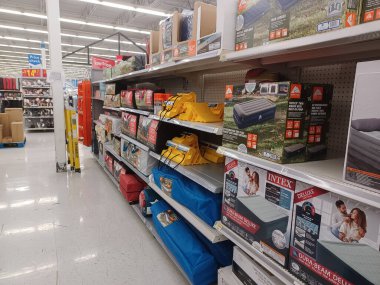 Toronto, On, Kanada - 4 Şubat 2024: Walmart süpermarketindeki oyuncaklarla raflara bakın