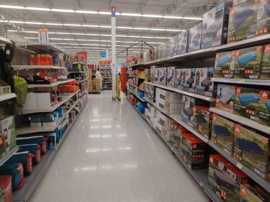 Toronto, On, Kanada - 4 Şubat 2024: Walmart süpermarketindeki oyuncaklarla raflara bakın