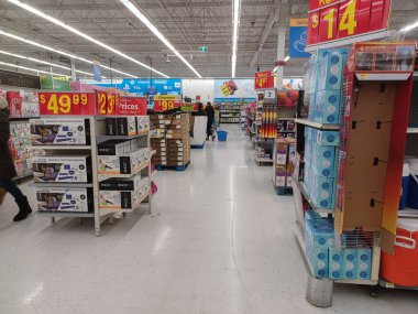 Toronto, On, Kanada - 4 Şubat 2024: Walmart süpermarketindeki oyuncaklarla raflara bakın
