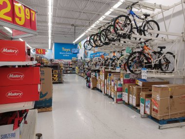 Toronto, On, Kanada - 4 Şubat 2024: Walmart süpermarketindeki oyuncaklarla raflara bakın