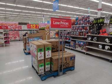 Toronto, On, Kanada - 4 Şubat 2024: Walmart süpermarketindeki oyuncaklarla raflara bakın
