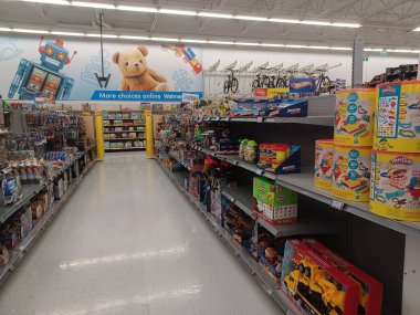 Toronto, On, Kanada - 4 Şubat 2024: Walmart süpermarketindeki oyuncaklarla raflara bakın