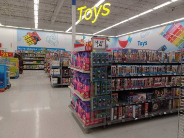 Toronto, On, Kanada - 4 Şubat 2024: Walmart süpermarketindeki oyuncaklarla raflara bakın