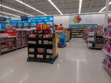 Toronto, On, Kanada - 4 Şubat 2024: Walmart süpermarketindeki oyuncaklarla raflara bakın