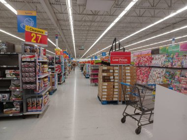 Toronto, On, Kanada - 4 Şubat 2024: Walmart süpermarketindeki oyuncaklarla raflara bakın