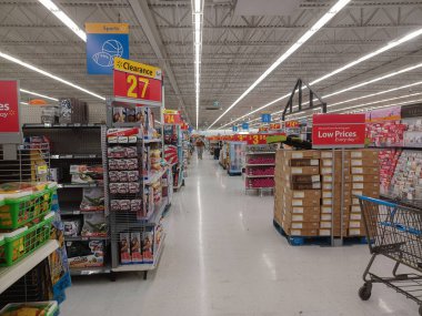 Toronto, On, Kanada - 4 Şubat 2024: Walmart süpermarketindeki oyuncaklarla raflara bakın