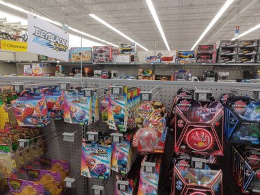 Toronto, On, Kanada - 4 Şubat 2024: Walmart süpermarketindeki oyuncaklarla raflara bakın