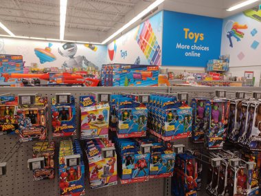 Toronto, On, Kanada - 4 Şubat 2024: Walmart süpermarketindeki oyuncaklarla raflara bakın