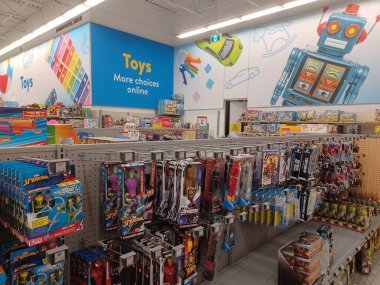 Toronto, On, Kanada - 4 Şubat 2024: Walmart süpermarketindeki oyuncaklarla raflara bakın