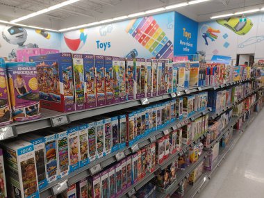 Toronto, On, Kanada - 4 Şubat 2024: Walmart süpermarketindeki oyuncaklarla raflara bakın