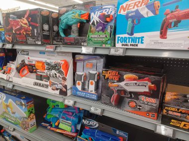 Toronto, On, Kanada - 4 Şubat 2024: Walmart süpermarketindeki oyuncaklarla raflara bakın