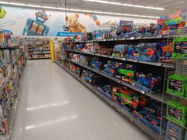 Toronto, On, Kanada - 4 Şubat 2024: Walmart süpermarketindeki oyuncaklarla raflara bakın