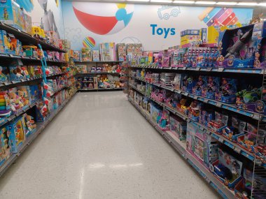 Toronto, On, Kanada - 4 Şubat 2024: Walmart süpermarketindeki oyuncaklarla raflara bakın