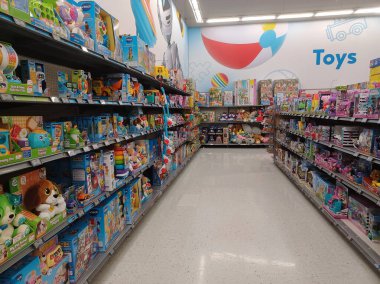 Toronto, On, Kanada - 4 Şubat 2024: Walmart süpermarketindeki oyuncaklarla raflara bakın