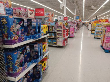 Toronto, On, Kanada - 4 Şubat 2024: Walmart süpermarketindeki oyuncaklarla raflara bakın